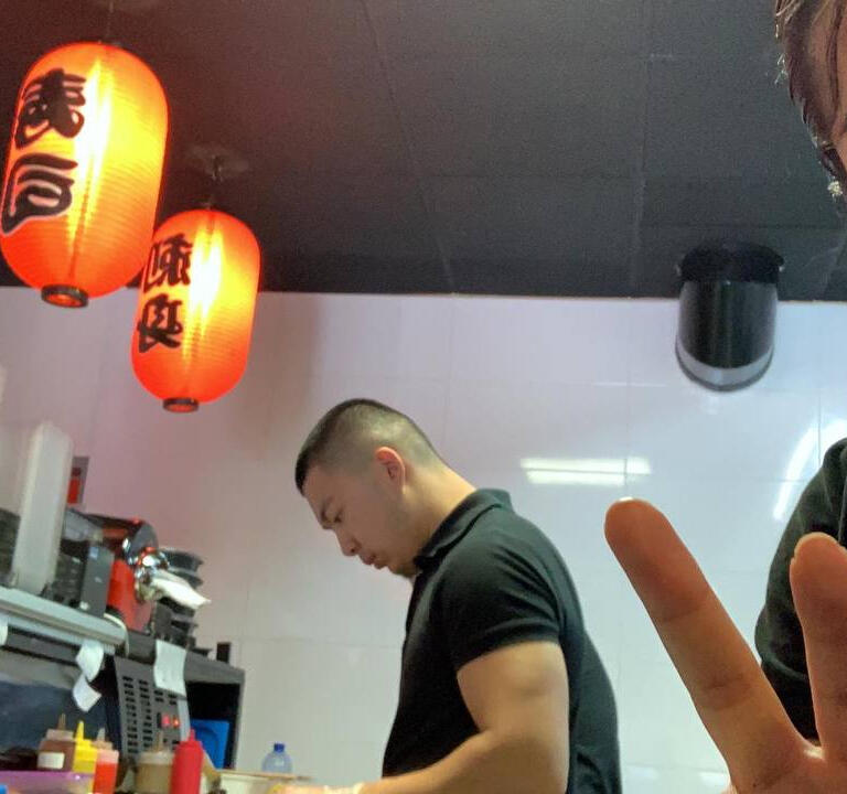 het begin van ondernemerschap, In 2016, op 18-jarige leeftijd, besloot Vynce zijn leven om te gooien. Met de steun en trots van zijn familie, stopte hij met zijn slechte gewoontes en zette hij zich serieus in voor school en zijn eerste side hustle. Hij wer majorvynce, Papi & Pimps, OFM Nederland, Onlyfans Management, Onlyfans Nederland, Onlyfans Manager, E-Pimps, E-Pimp Academy