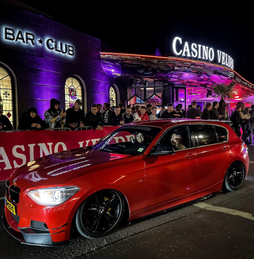Combinatie van PAssie & Succes, Niet lang daarna, tijdens de winter van 2020, besloot Vynce zijn eigen auto volledig te wrappen in een onverwarmd magazijn. Hij wist dat hij het in zich had en wilde zichzelf bewijzen nadat hij was afgekeurd wegens het misse majorvynce, Papi & Pimps, OFM Nederland, Onlyfans Management, Onlyfans Nederland, Onlyfans Manager, E-Pimps, E-Pimp Academy