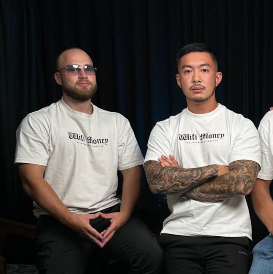 Ondanks de financiële successen bleek dropshipping niet de langetermijnoplossing voor Vynce. Problemen met betalingsplatformen zoals Klarna en PayPal overtuigden hem om samen met Thierry een nieuw merk te starten: The Internet Lifestyle. Dit merk vertegenw majorvynce, Papi & Pimps, OFM Nederland, Onlyfans Management, Onlyfans Nederland, Onlyfans Manager, E-Pimps, E-Pimp Academy https://share.google/GhiQ3hm819tNZesEa